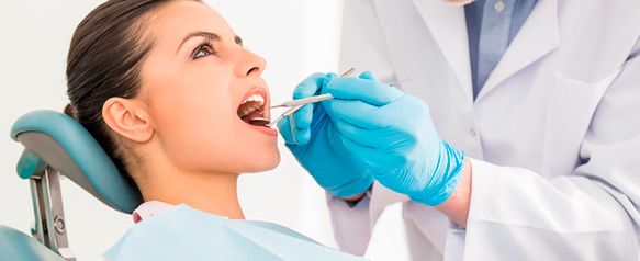 Dentista realizando periodoncia