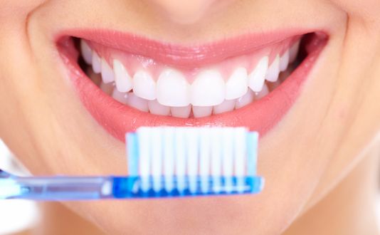 La elección de un cepillo de dientes es un tema que a veces nos puede resultar un tanto difícil, es una elección personal que debe adaptarse a las necesidades de cada usuario.