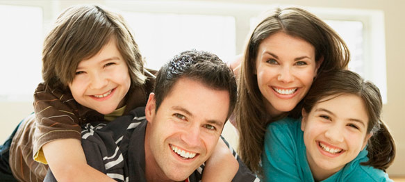 Clínica Dental Dr. Rafael Menéndez familia sonriendo